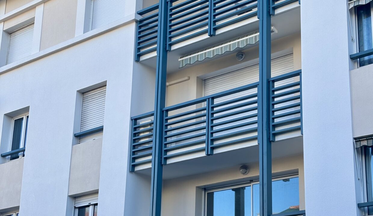appartement T2 meublé hyper centre biarritz avec balcon cave et parking agence nomade immobilier